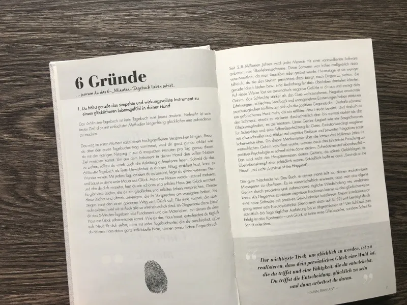 Aufgeschlagenes Buch 6 Gründe mit Fingerabdruck-Grafik und Zitat
