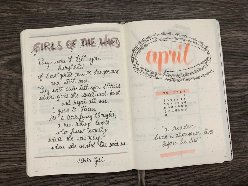 Bullet-Journal-Doppelseite mit einem geletterten Gedicht und einem Aprildeckblatt im Blätterkranz