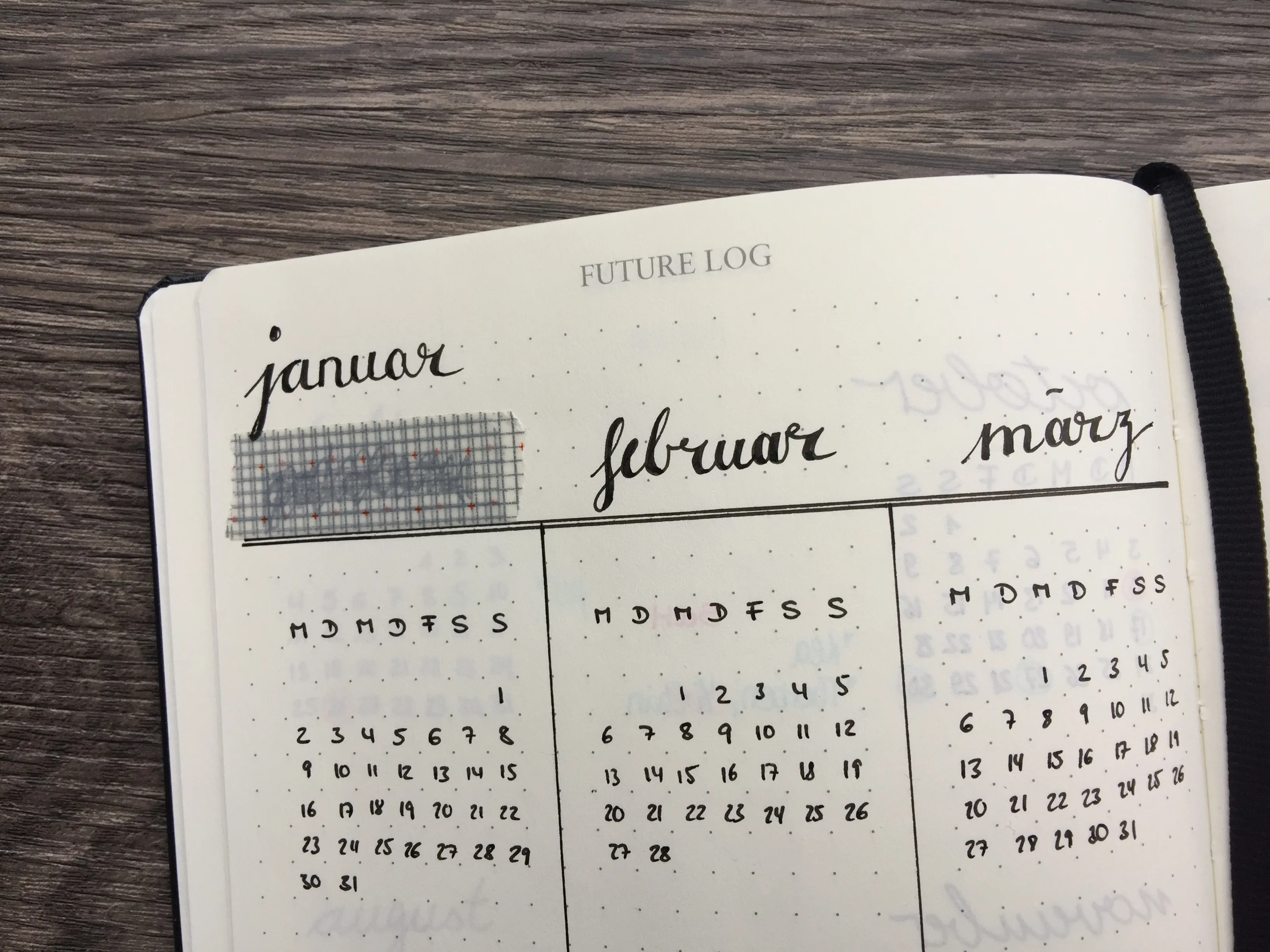 Future Log mit handgeletterten Monaten Januar, Februar und März