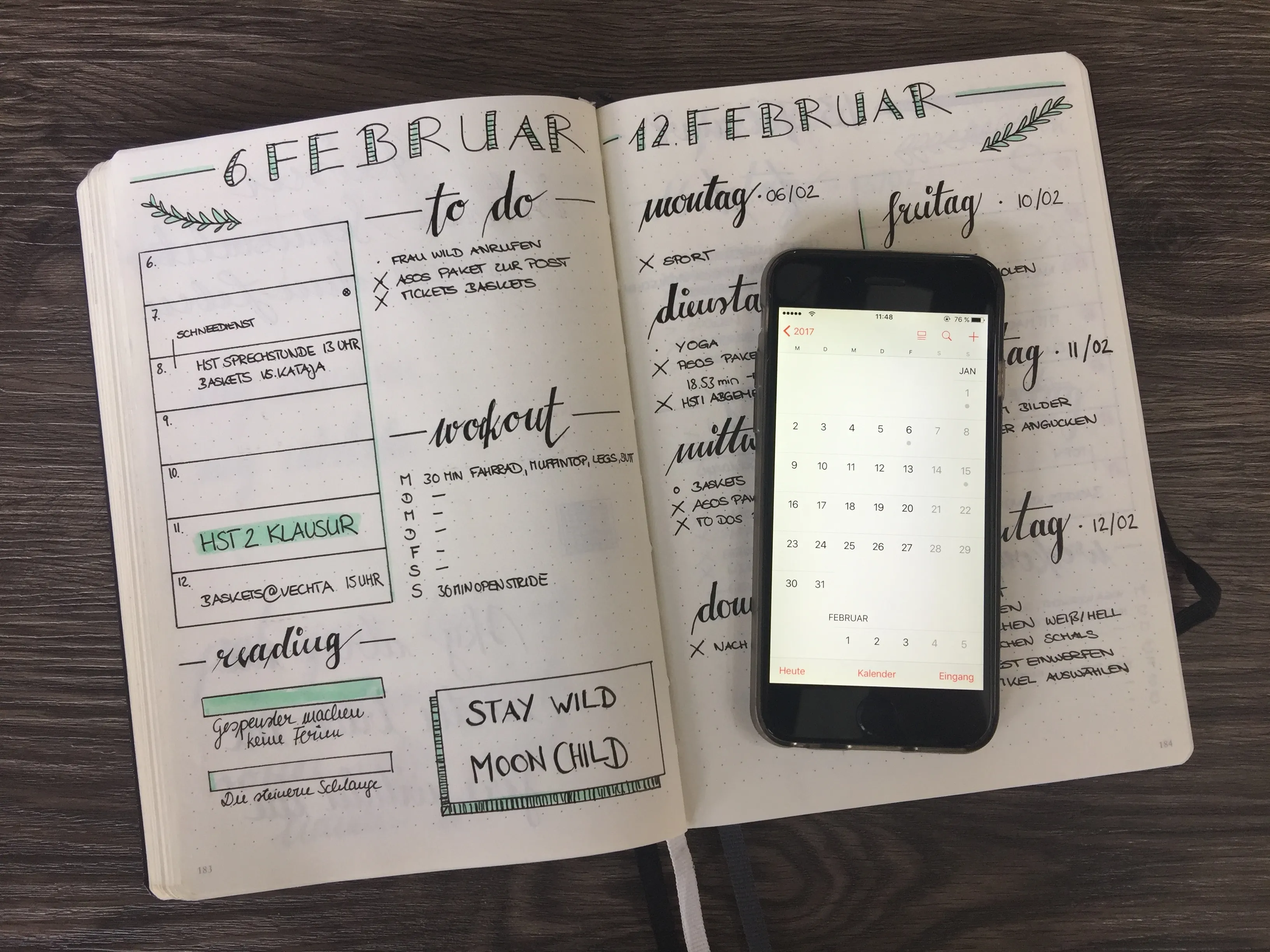 Wochenübersicht Februar mit Lettering und aufliegendem Smartphone-Kalender