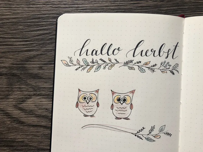 Herbst-Deckblatt hallo herbst mit zwei gezeichneten Eulen und Blätterranke