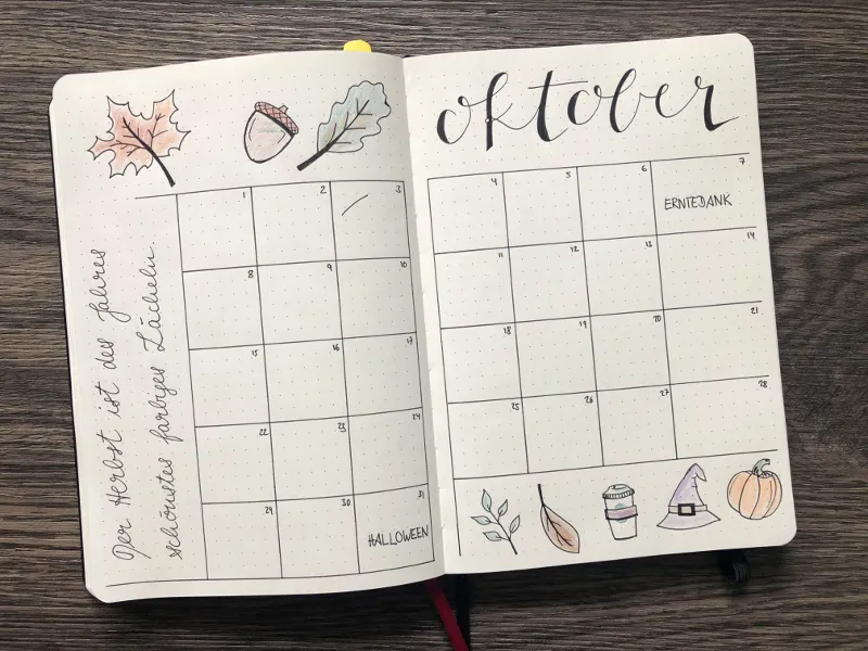 Oktober-Monatskalender mit gemalten Herbstblättern, Eichel, Kürbis und Hexenhut