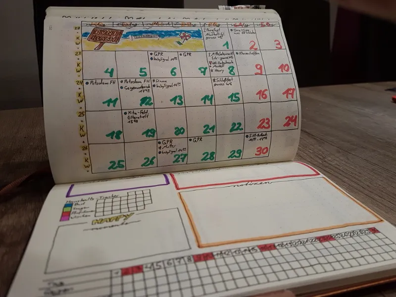 Bunte Monatsübersicht Juni als Kalenderraster mit Tracker- und Notizseite