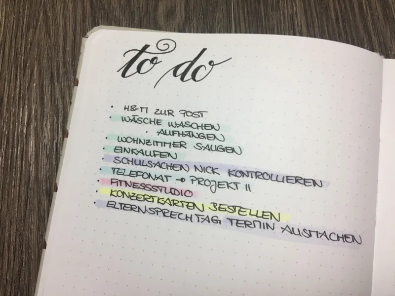 To-do-Liste mit farbig markierten Aufgaben in Pastellfarben