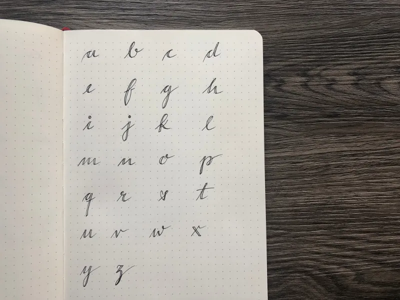Schreibschrift-Alphabet mit nachgezeichneten verbreiterten Abstrichen