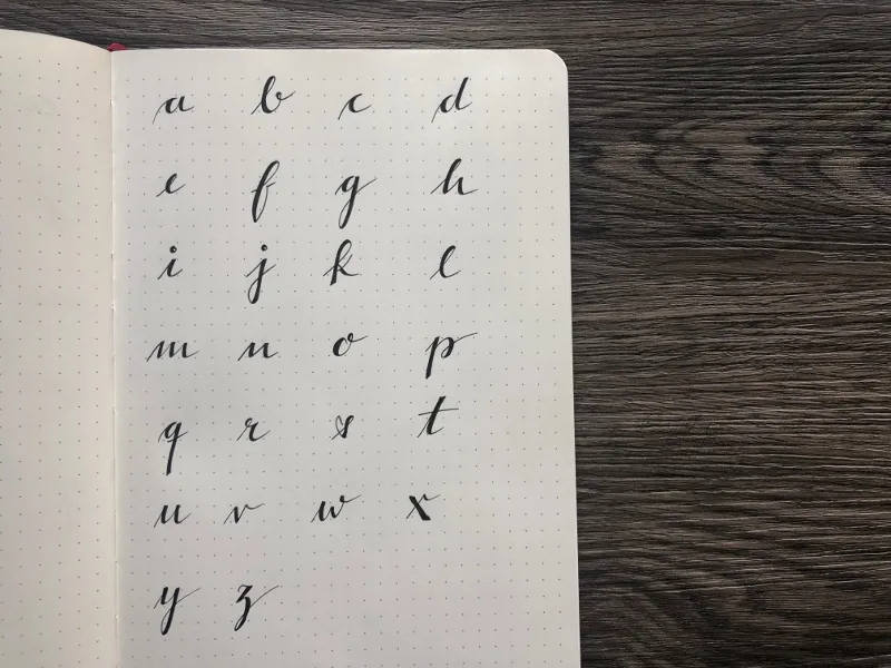Schreibschrift-Alphabet mit ausgefüllten dicken Abstrichen als fertige Faux Calligraphy