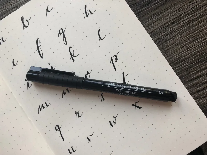 Nahaufnahme des Schreibschrift-Alphabets mit Faber-Castell Pitt Artist Pen