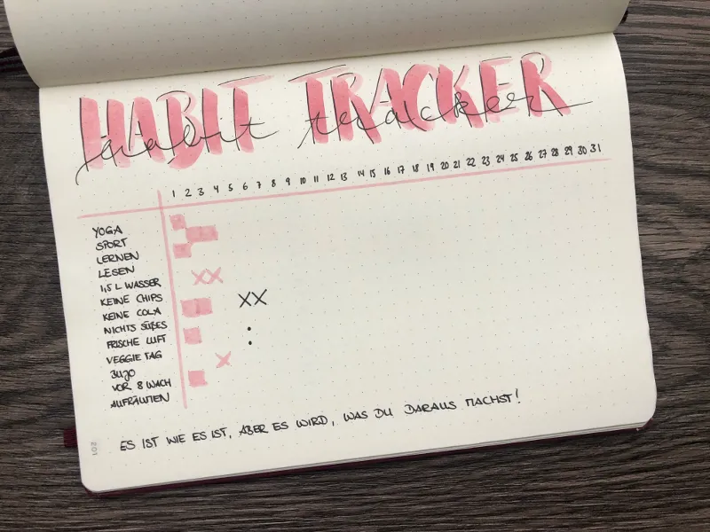 Habit Tracker mit rosa Überschrift, einer Liste von Gewohnheiten und nummerierten Tagesspalten zum Abhaken