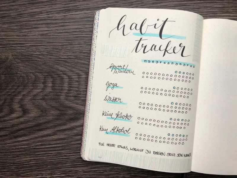 Habit Tracker als Liste mit Gewohnheiten und Kreisen für jeden Tag, einige türkis gefüllt, mit einem Zitat am unteren Rand