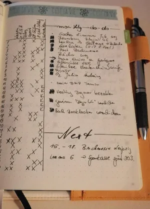 Monatliche To-do-Liste mit abgehakten Aufgaben im Reisenotizbuch