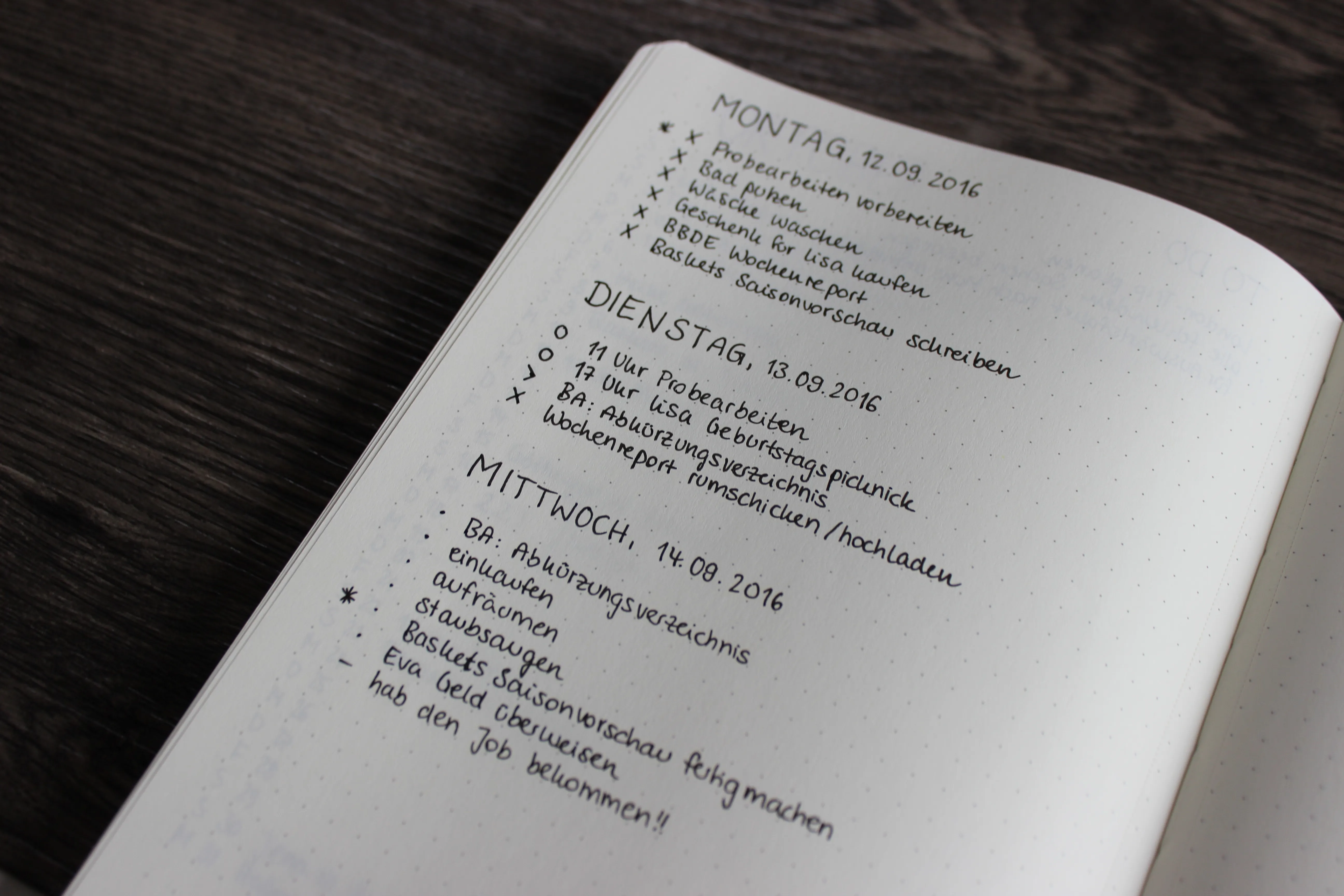 Tagesübersicht mit Handlettering-Überschriften und Aufgabenlisten für mehrere Tage