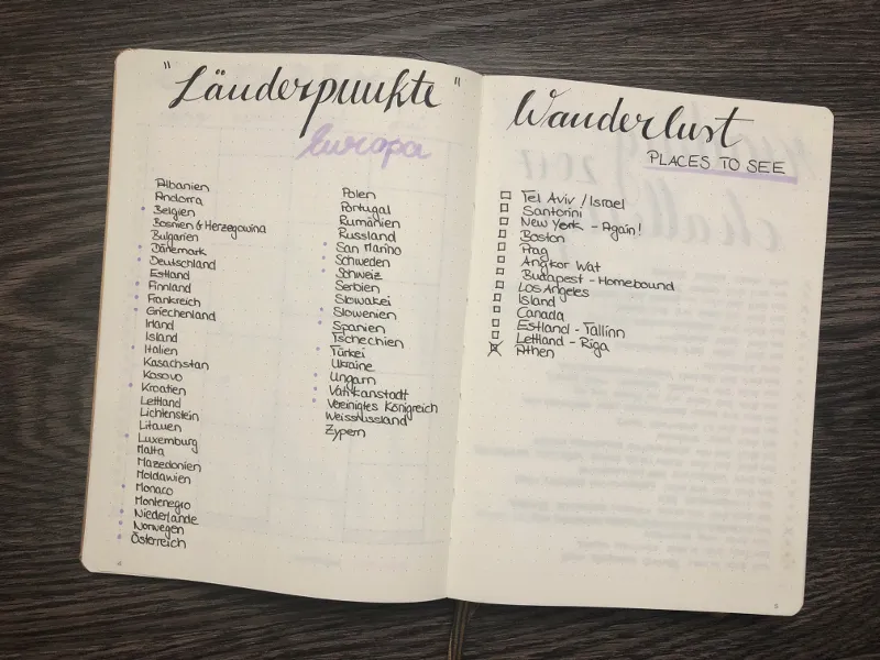 Aufgeschlagenes Bullet Journal mit einer Länderliste Europas als Reise-Tracker und einer Wanderlust-Liste mit Reisezielen