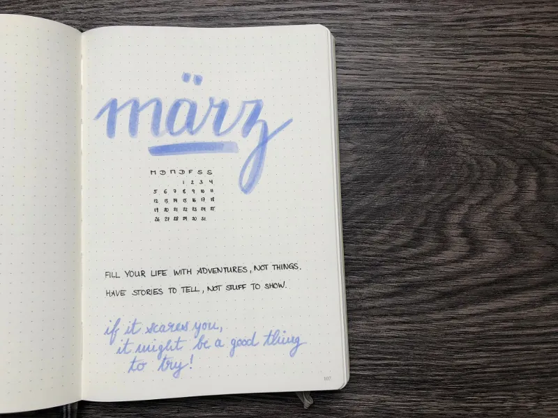 Deckblatt März mit blauem Handlettering und handgeschriebenem Zitat