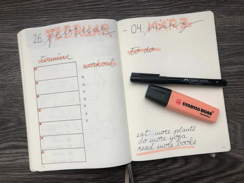Wochenübersicht Februar bis März mit Fineliner und orangefarbenem Textmarker