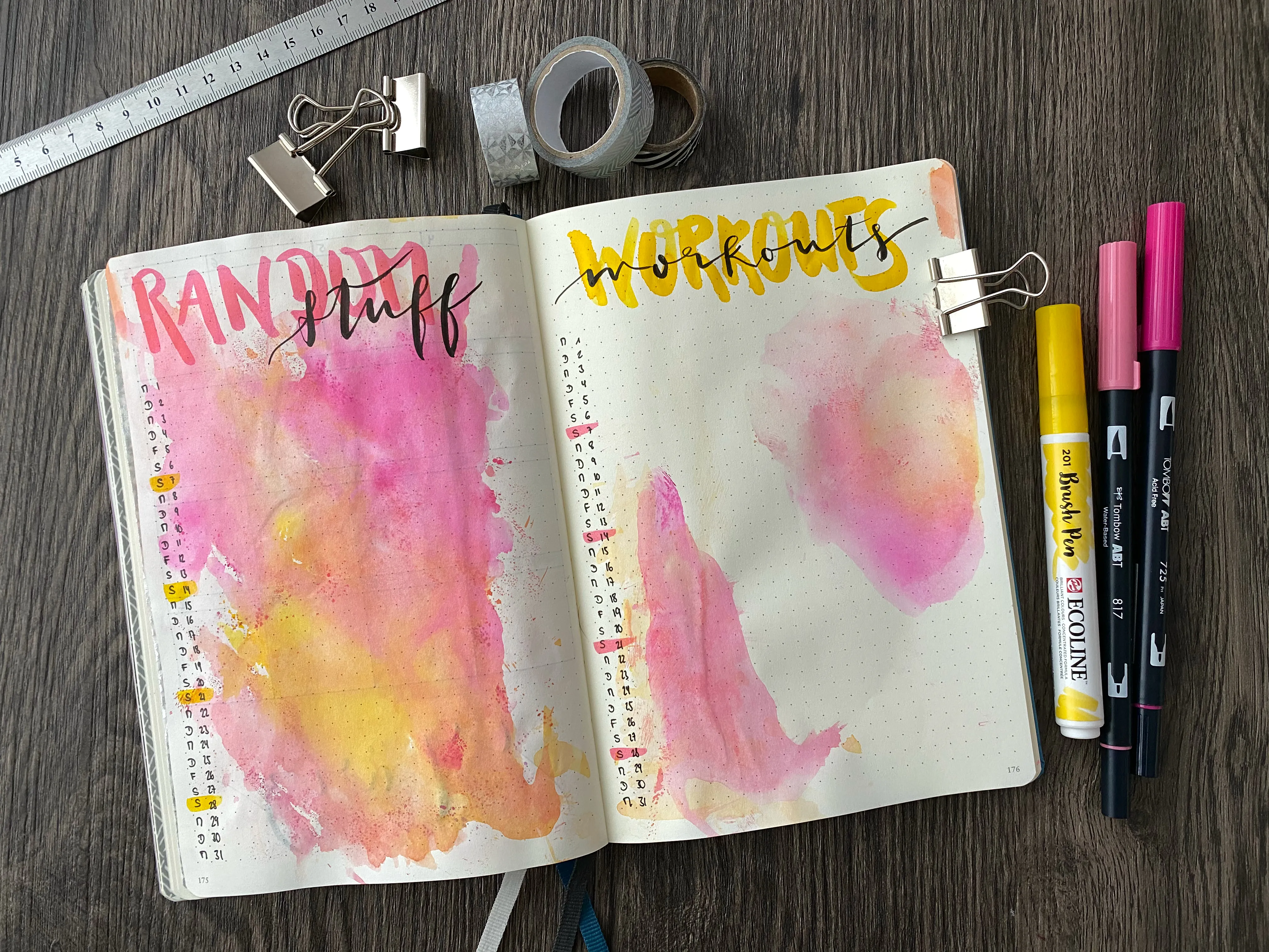 Doppelseite Random Stuff und Workouts mit Aquarellflächen und Datumsspalten am Rand