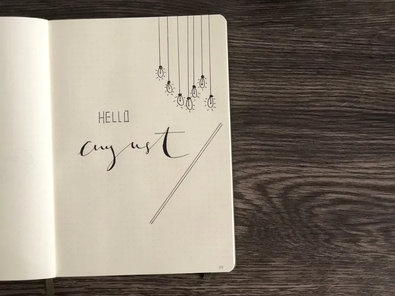 Minimalistisches Monatsdeckblatt Hello August mit gezeichneten, an Schnüren hängenden Glühbirnen