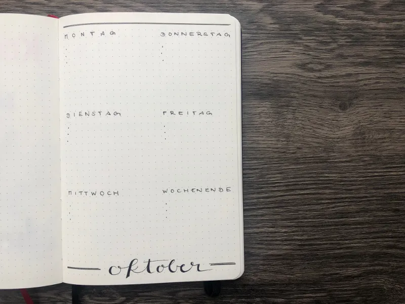 Sehr reduzierte Wochenübersicht, nur die Wochentage als Überschriften mit Punkten darunter und Oktober-Lettering
