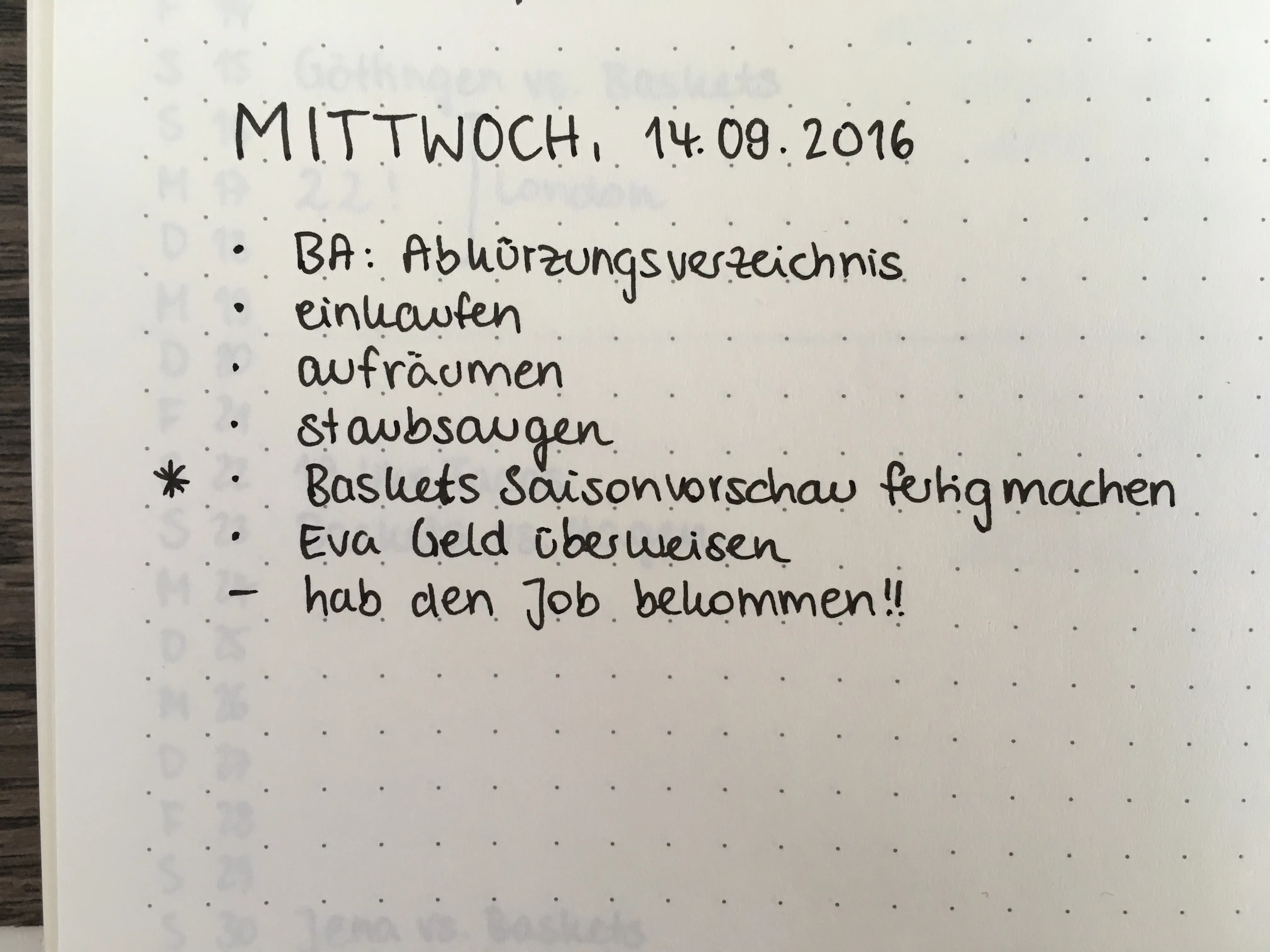 Handschriftliche Tagesliste, bei der eine wichtige Aufgabe mit einem Stern als Priorität hervorgehoben ist