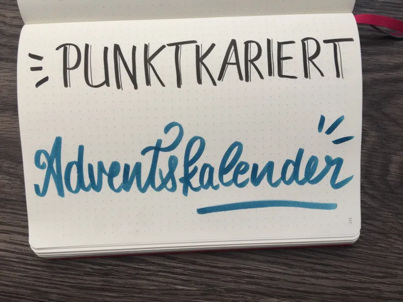 Handlettering Punktkariert Adventskalender in schwarzer und blauer Brush-Schrift