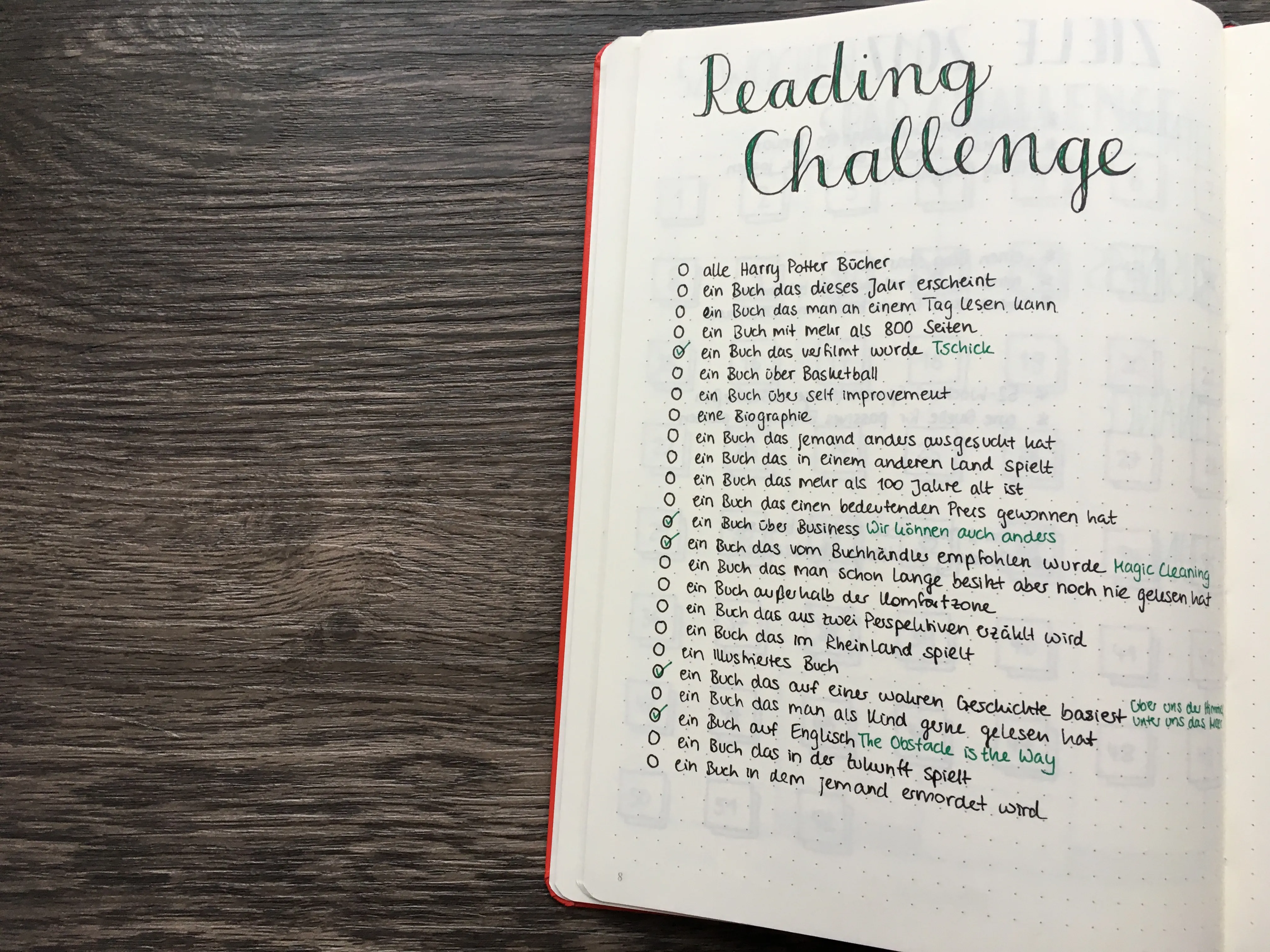 Reading Challenge als handschriftliche Liste mit Buchkategorien zum Abhaken