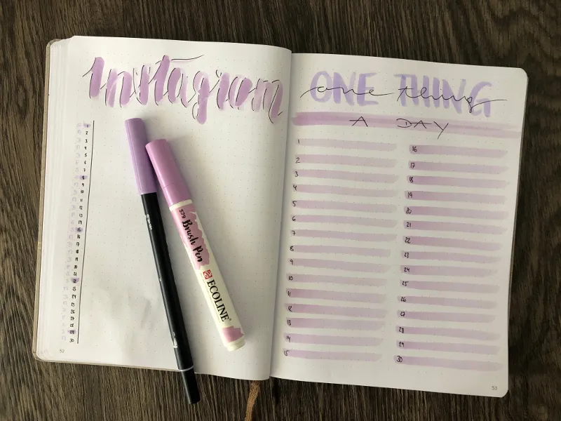 Instagram-Tracker und Liste one thing a day in lila Handlettering
