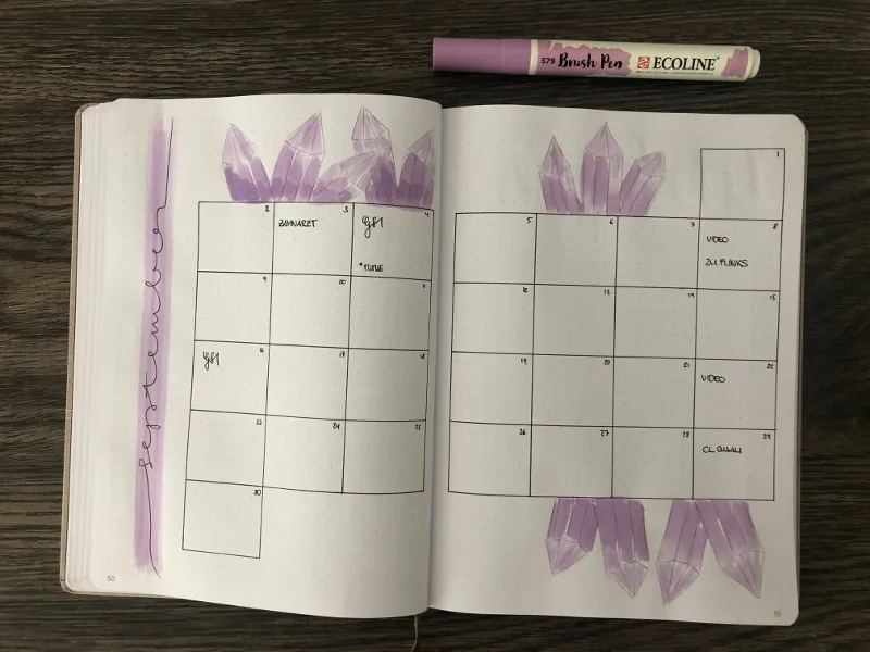 September-Monatskalender mit lila gemalten Kristallen dekoriert