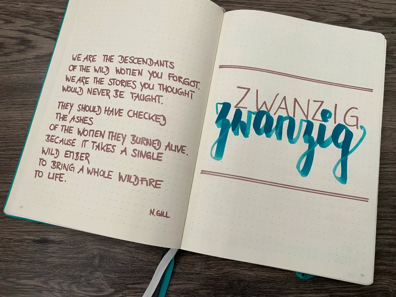 Deckblatt mit Handlettering Zwanzig und Zitat in Türkis und Braun