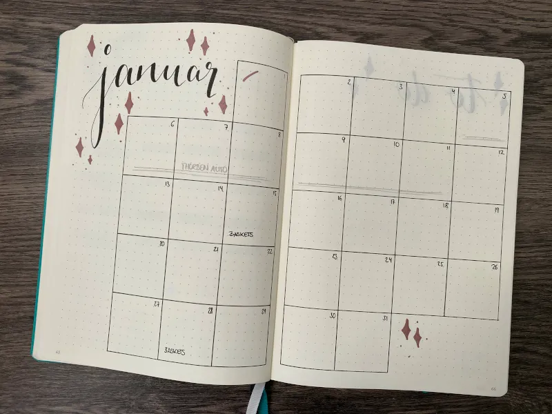 Januar-Monatskalender im Raster mit Handlettering und Terminen