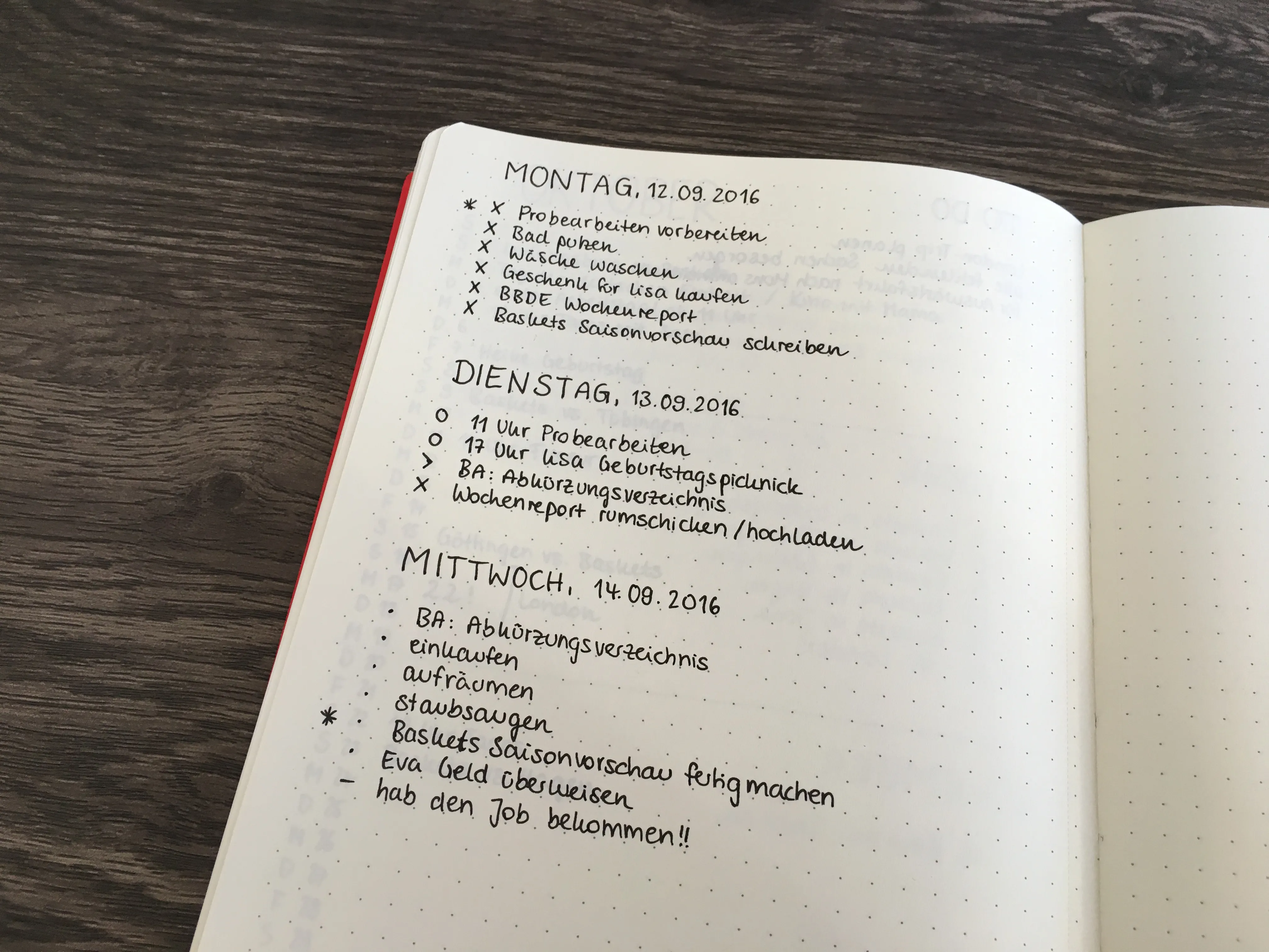 Tagesübersicht eines Bullet Journals mit den Tagen Montag bis Mittwoch und abgehakten Aufgaben