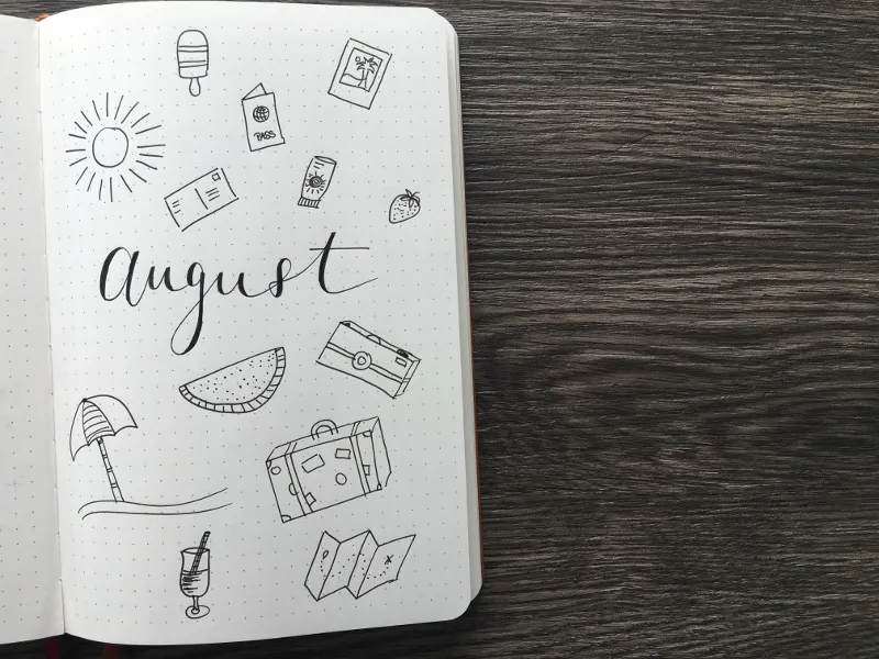 Bullet-Journal-Deckblatt für August mit sommerlichen Schwarz-Weiß-Doodles wie Sonne, Eis, Koffer und Kamera