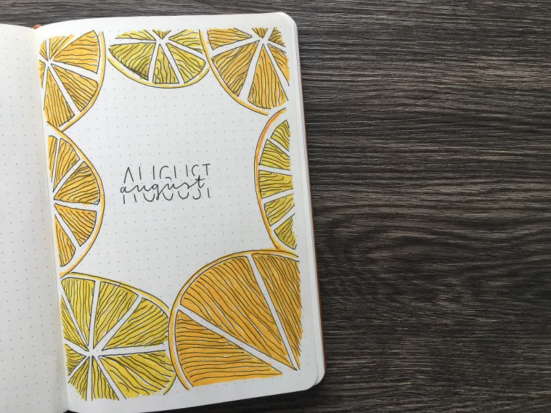 Bullet-Journal-Deckblatt für August, umrahmt von gemalten gelb-orangen Orangenscheiben