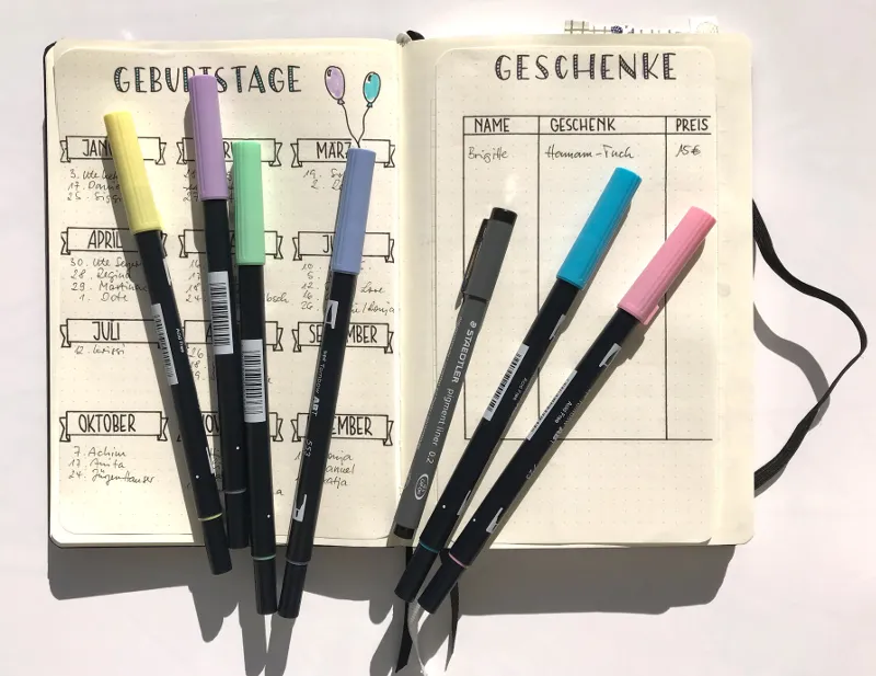 Seiten Geburtstage und Geschenke mit bunten Brush Pens darauf