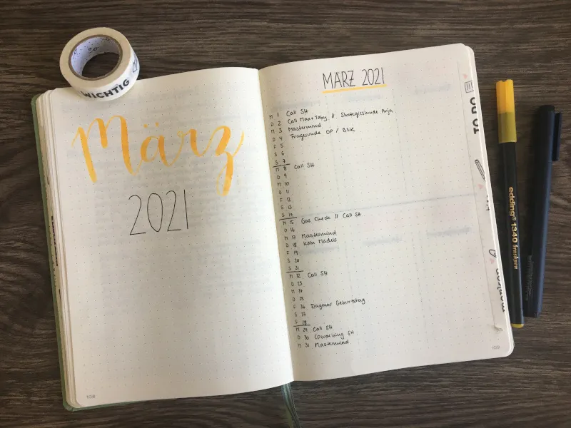 Schlichtes März-2021-Deckblatt mit gelbem Brush-Lettering neben handschriftlicher Monatsübersicht