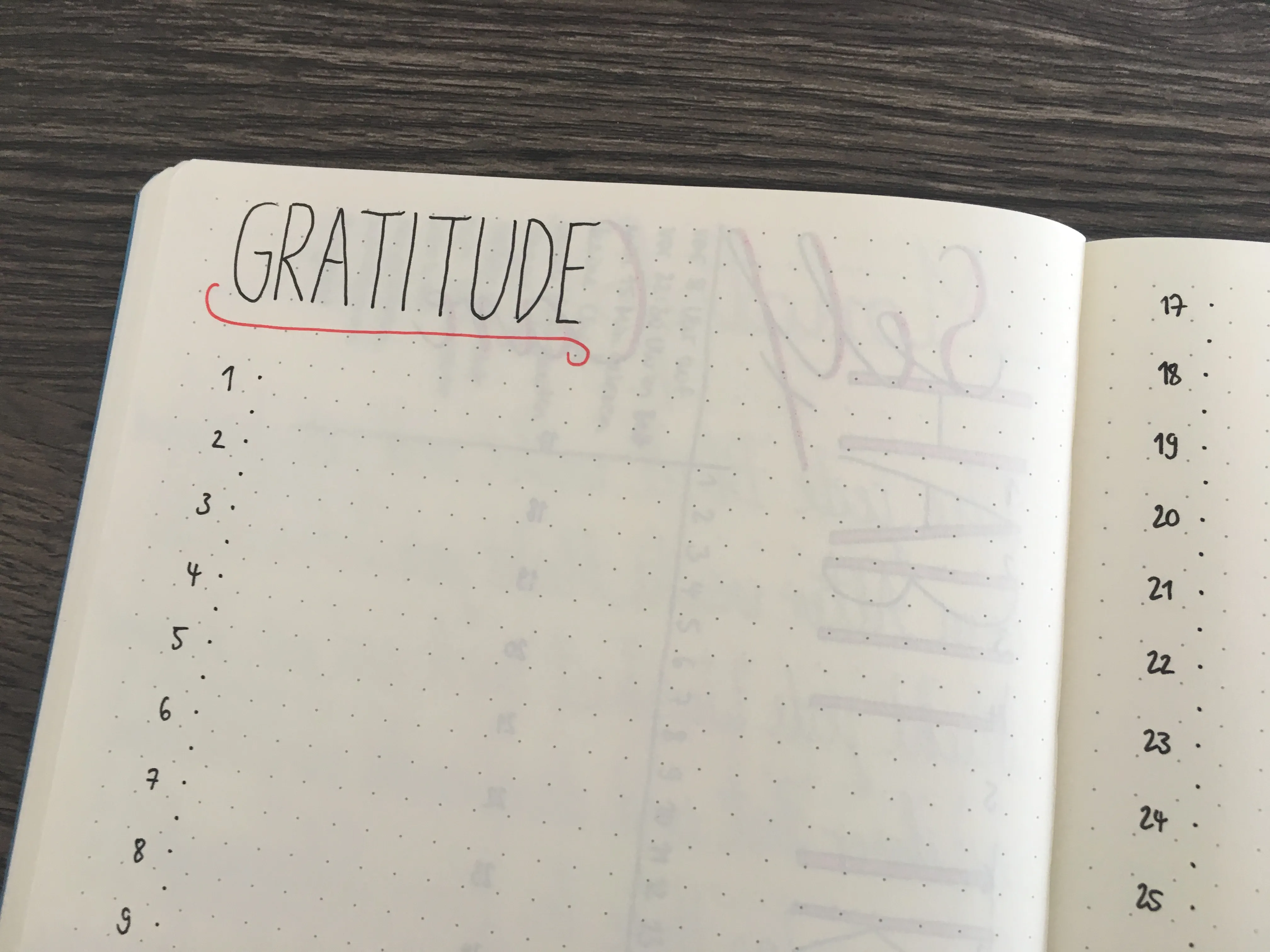 Gratitude Seite mit rotem Titel und nummerierter Liste für Dankbarkeit