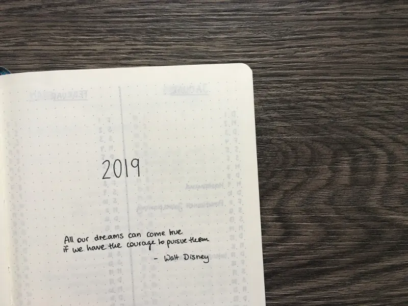 Minimalistisches Deckblatt 2019 mit handgeschriebenem Walt-Disney-Zitat