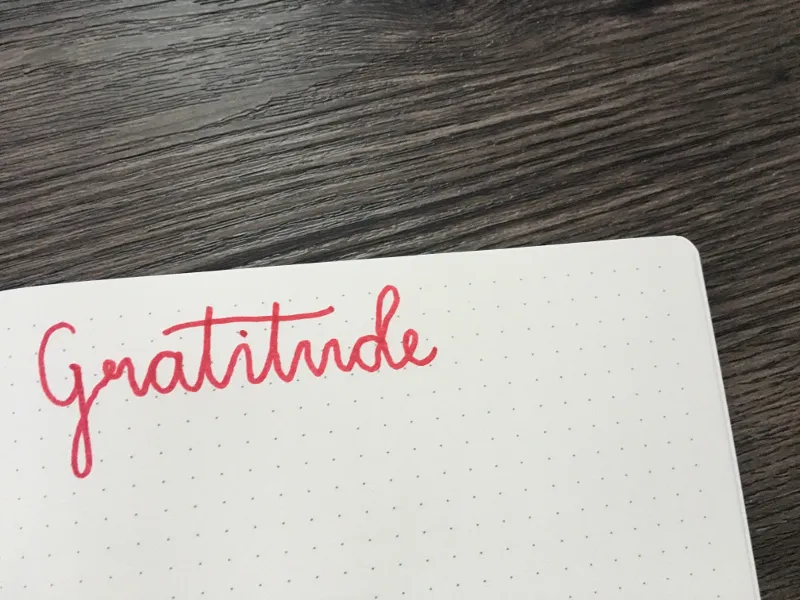 Handlettering Gratitude in Rot auf punktierter Seite