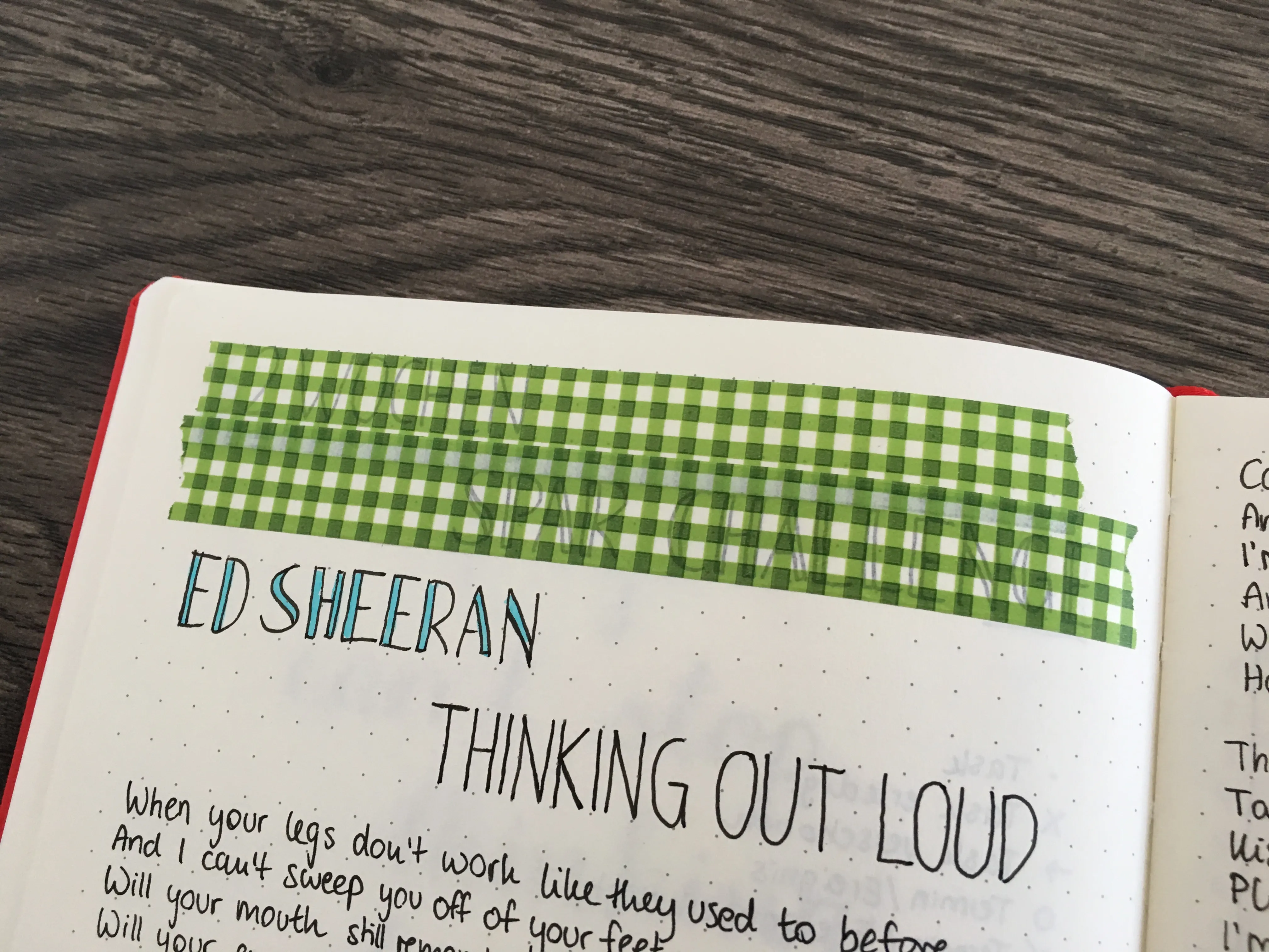 Nahaufnahme von gruen kariertem Washi-Tape und Lettering Ed Sheeran Thinking Out Loud