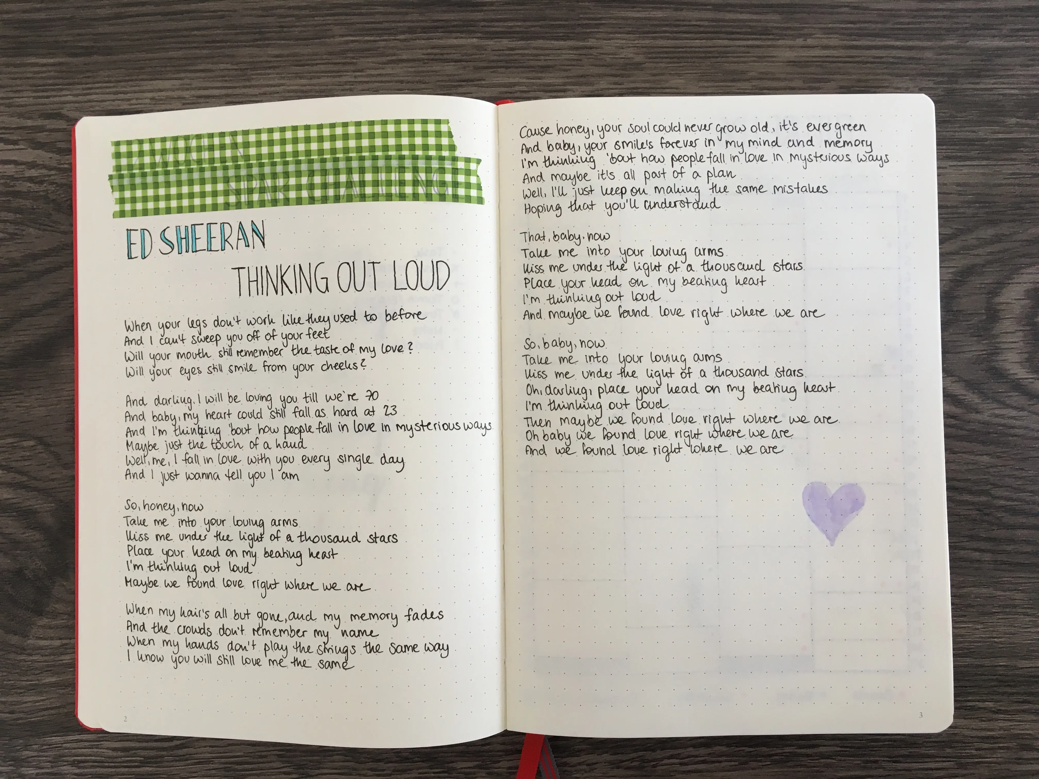 Doppelseite mit handgeschriebenem Ed-Sheeran-Songtext, gruenem Washi-Tape und lila Herz
