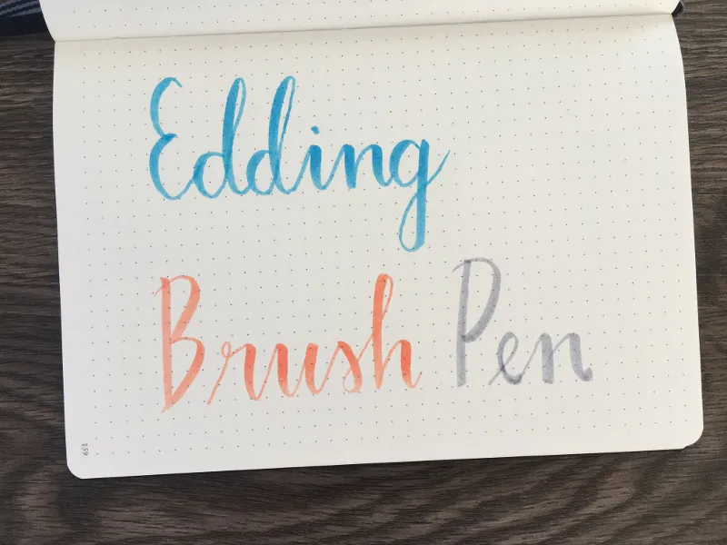 Handlettering-Schriftzug Edding Brush Pen in Blau, Orange und Grau