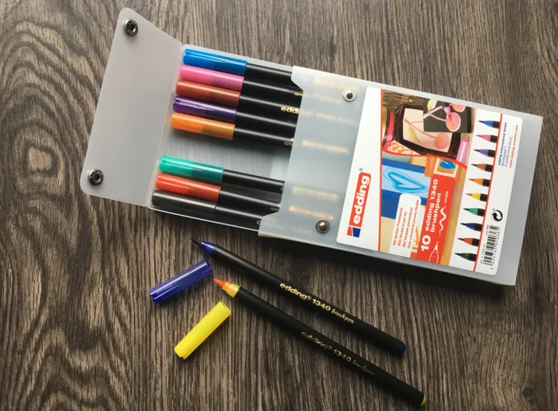 Zehner-Set Edding 1340 Brushpens in der Klarsicht-Hülle, zwei Stifte mit offener Kappe davor