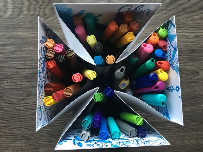 edding Colour Happy Set mit vielen bunten Fasermalern von oben fotografiert