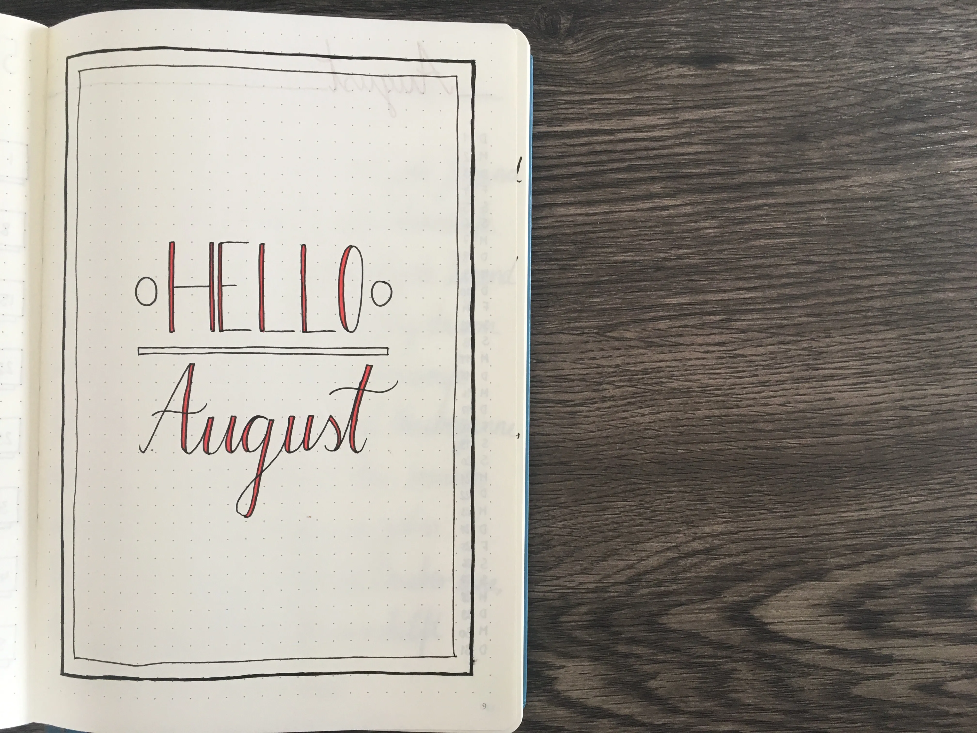 Deckblatt mit Handlettering Hello August im dünnen Rahmen