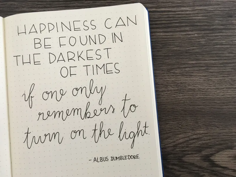 Dumbledore-Zitat in flachen breiten Großbuchstaben handgelettert