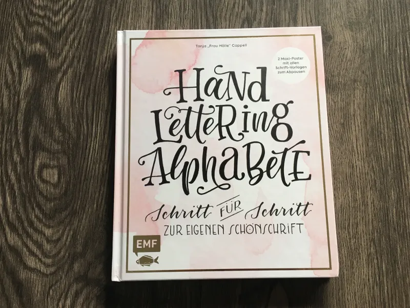 Buchcover Hand Lettering Alphabete von Tanja Cappell mit rosa Aquarellhintergrund