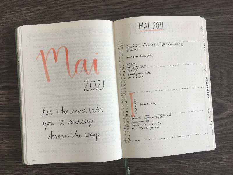 Mai-2021-Deckblatt mit orangefarbenem Handlettering, Zitat und schmaler Monatsübersicht