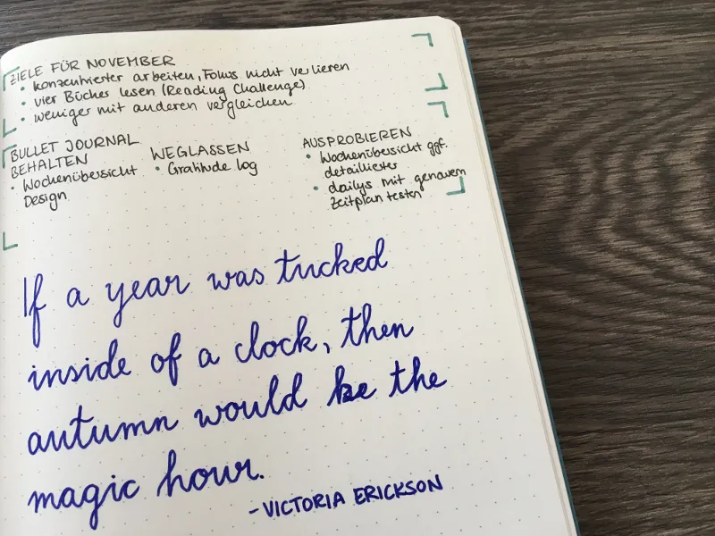 Handgeschriebenes blaues Zitat von Victoria Erickson über den Herbst
