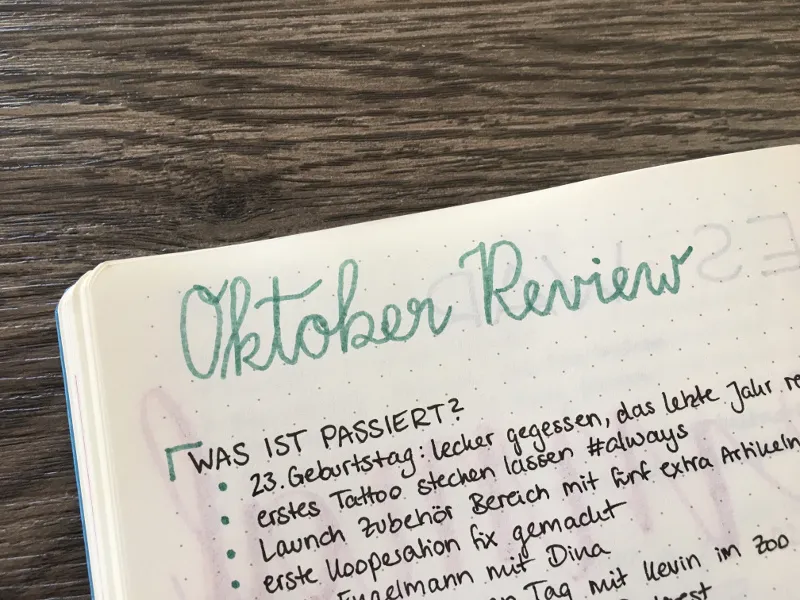 Seite Oktober Review mit grüner Überschrift und Frage Was ist passiert