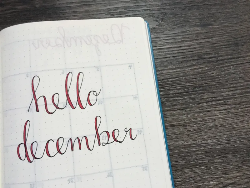 Handlettering Hello December in Rot auf punktierter Seite