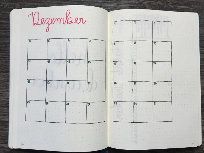 Dezember-Monatskalender als Rasterübersicht über eine Doppelseite