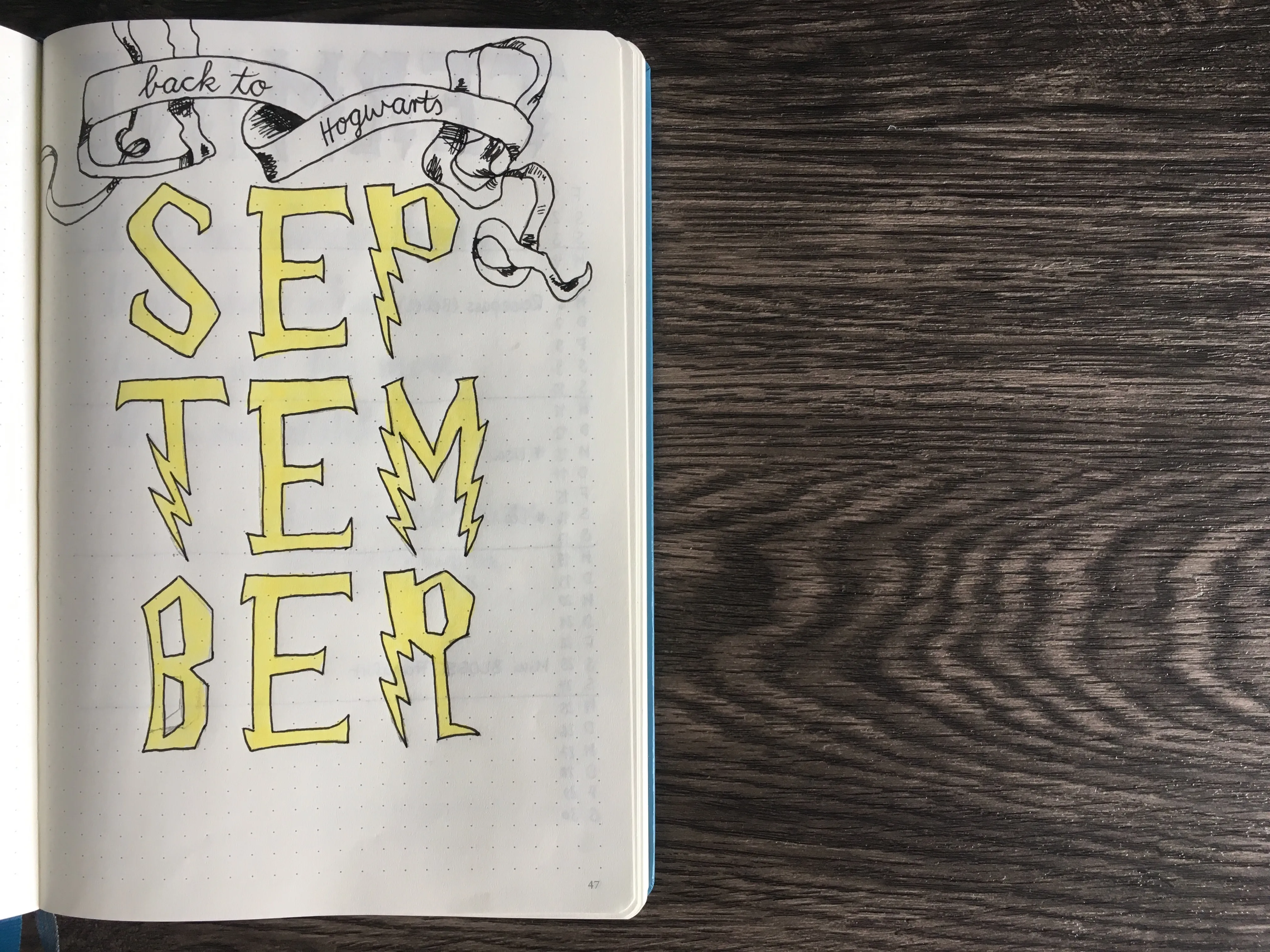 Bullet-Journal-Deckblatt September mit gelbem Blitz-Schriftzug und Banner back to Hogwarts